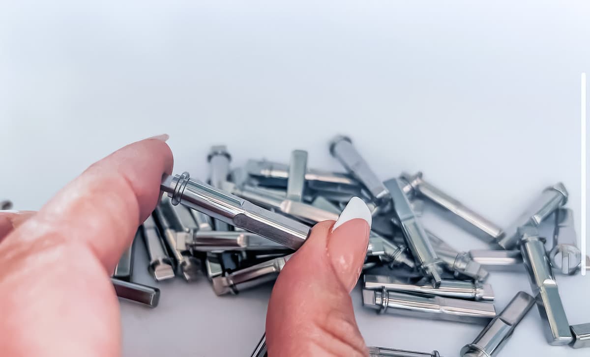 Qualitätskontrolle – Präzisionsteil in der Hand